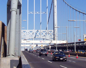 Crane above East River: Bridge rehabilitation without complete closure